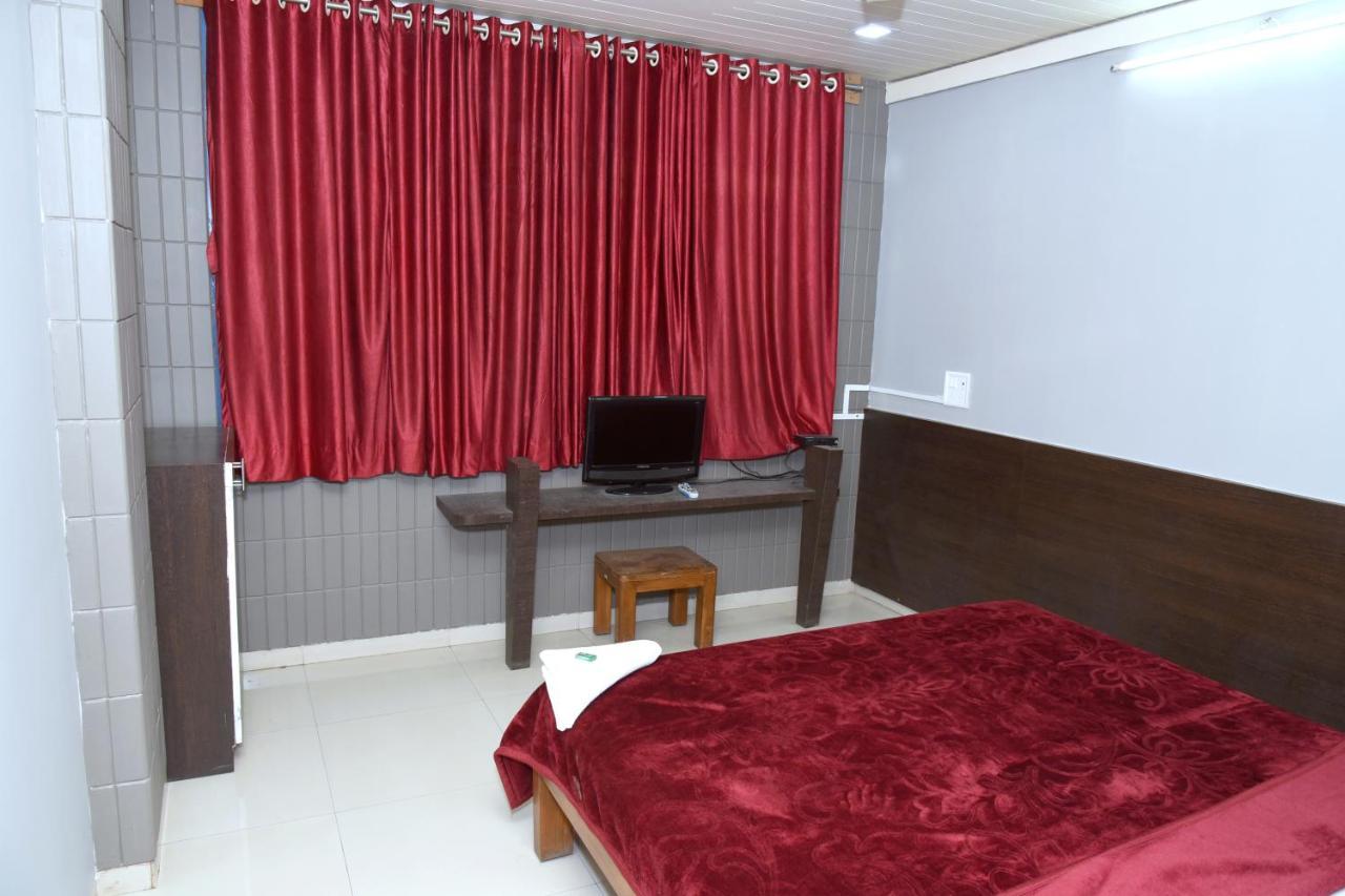 โอโย 67509 โฮเต็ล ทักซัน Hotel Narayangaon ภายนอก รูปภาพ